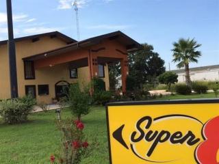 Super 8 By Wyndham Kinder La ภายนอก รูปภาพ